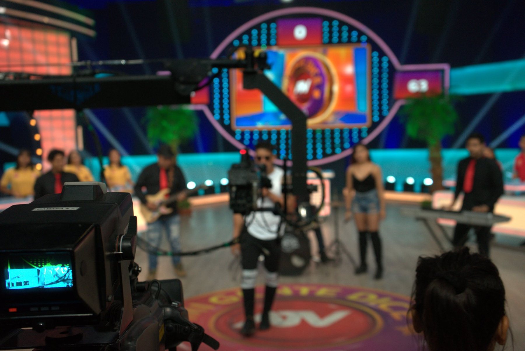 Equipo de Insta Producciones grabando en set de televisión